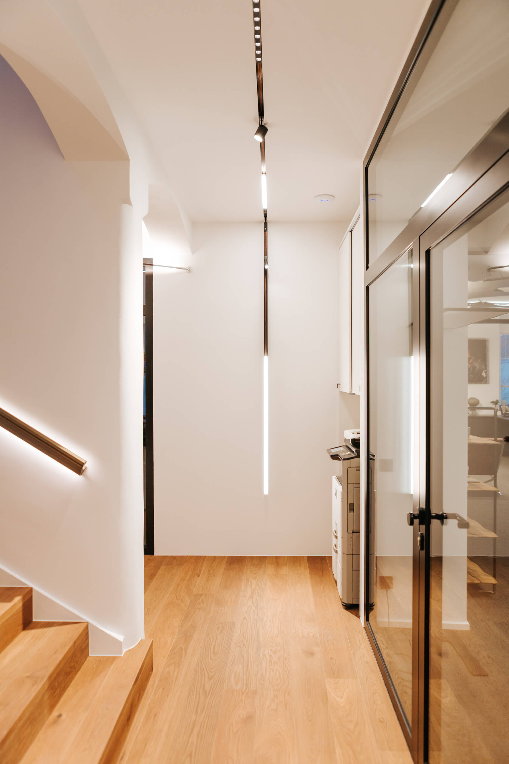 lichtstudio-oberoesterreich-moderner-flur-treppe.jpg