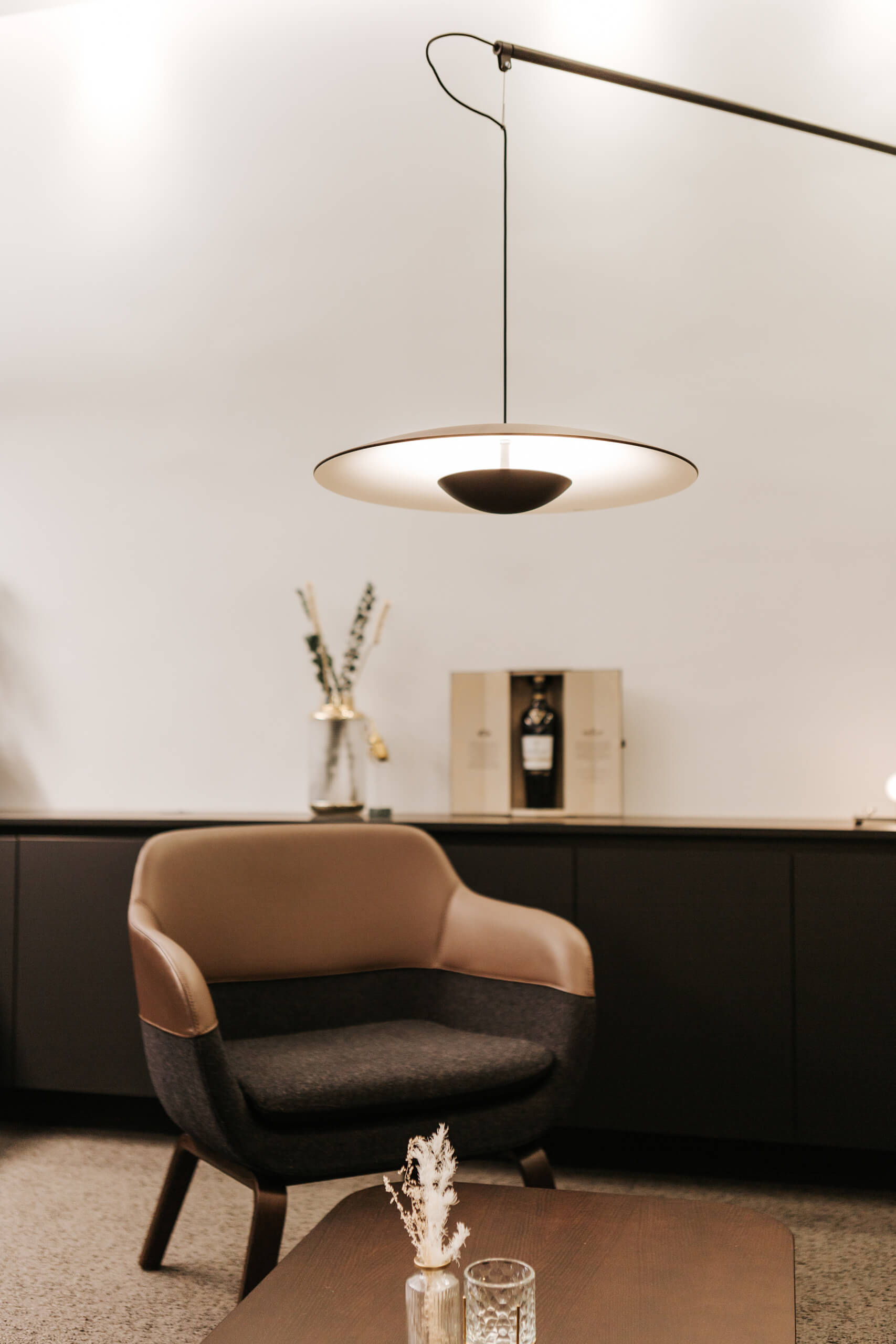 modern-wohnzimmer-beleuchtung-stuhl-tisch.jpg