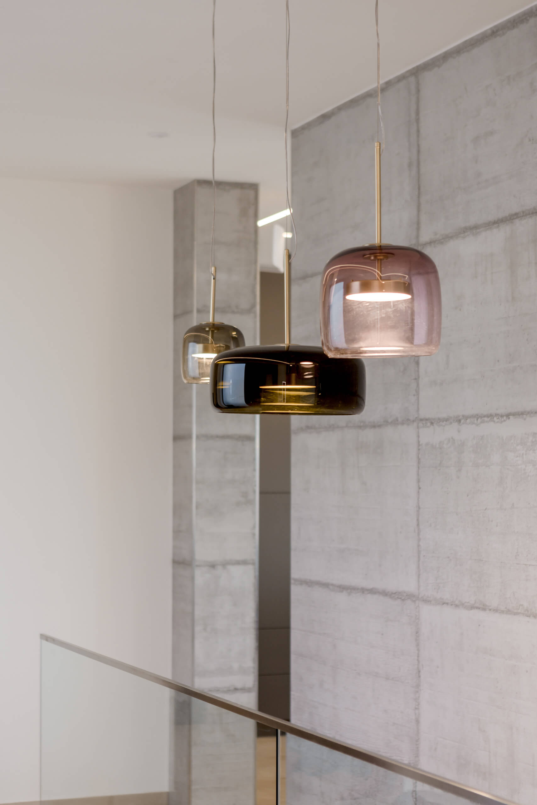 moderne-glas-pendelleuchten-betonwand.jpg